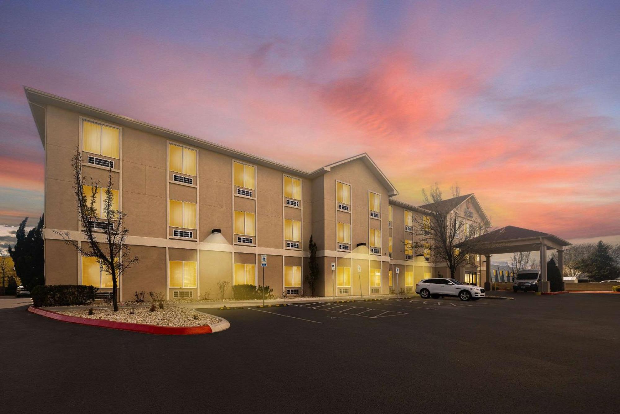 Comfort Inn & Suites Airport Convention Center Reno Ngoại thất bức ảnh